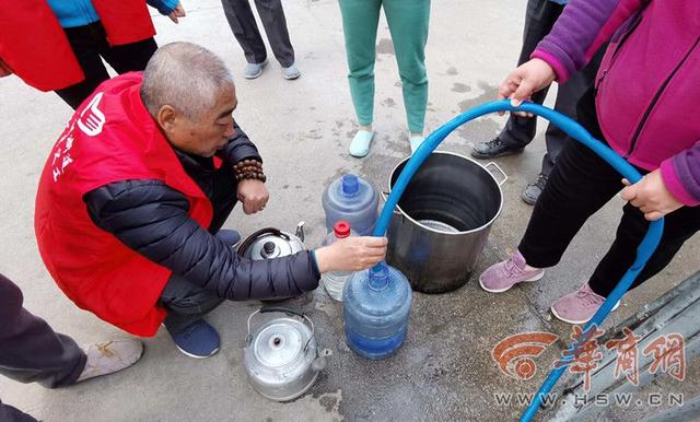 小区停水 志愿者用几十米长软管为居民供水