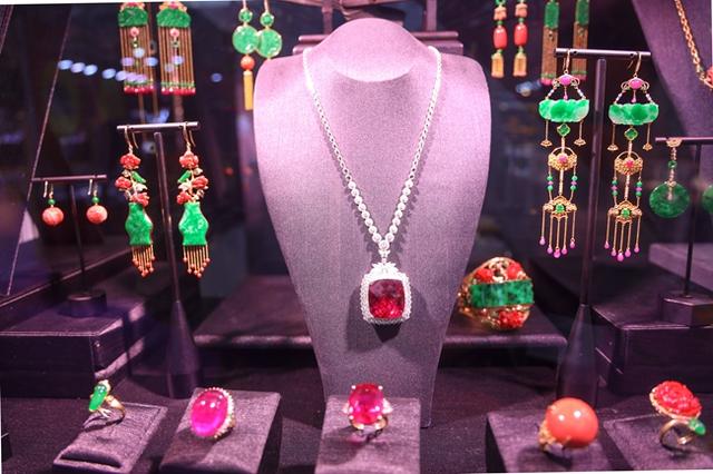 伟德bv1946官网-党建引领行业协会商会高质量发展｜浙江珍珠行业协会：珍珠链上“枫”景线 且看协会巧串珠