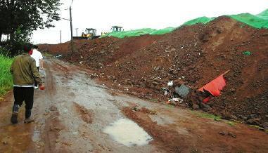 临潼几十亩可耕地上被倒建筑垃圾 又被土填埋