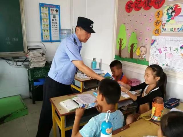 榆林铁警:为孩子们上好开学安全宣传第一课