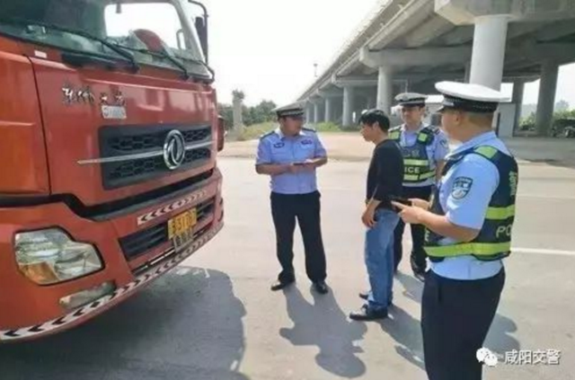 礼泉交警查处一辆无保险天然气运输车辆