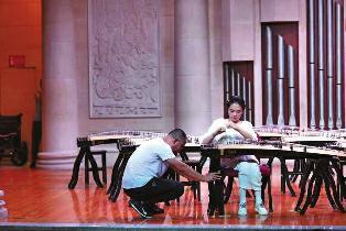 15岁截瘫女孩参加古筝比赛 父亲全程举琴架