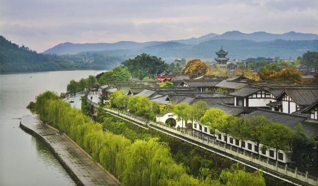 问:介绍下古城的历史和由来答:阆中古城,国家aaaaa级旅游景区,中国