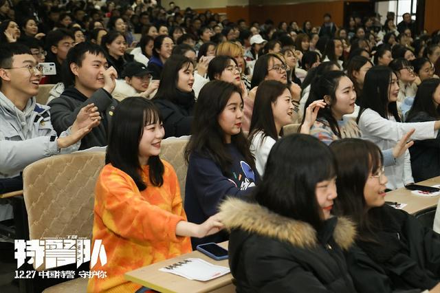 《特警队》校园路演西安站 凌潇肃大秀家乡话被起哄“脱衣”