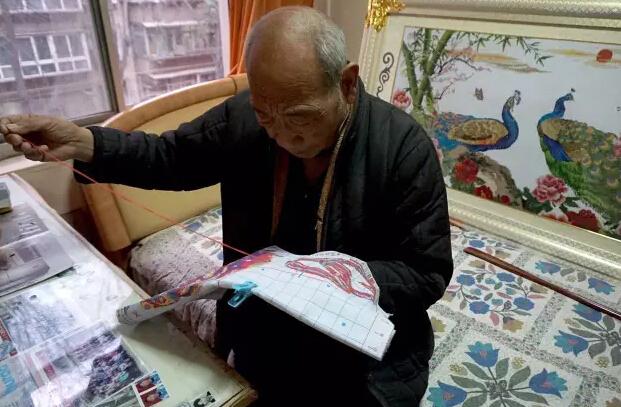 宝鸡75岁老汉迷上十字绣 已完成近十五米作品
