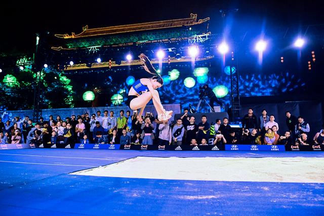 街头田径赛再度闪耀西安 古城墙下玩三级跳远