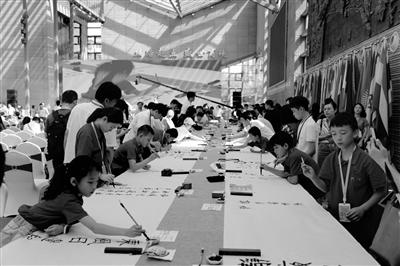 中日韩近百名青少年在西安书写唐诗百米长卷
