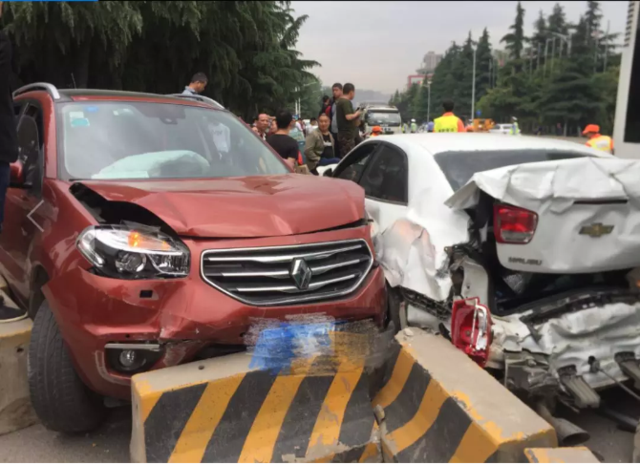 西安今晨18车连撞事故 疑因公交刹车失灵导致