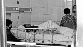 老人被埋三天后救出生还 获救老太担心儿被重判