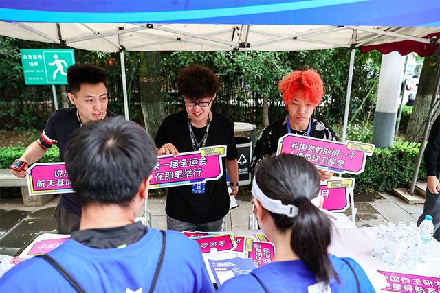 “相约西安 筑梦全运”全城欢乐跑揽月阁站活力开跑