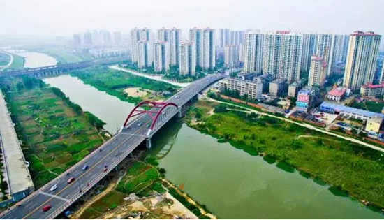 市領導一行先後前往漢十高鐵漢江特大橋,華科工研院,東津