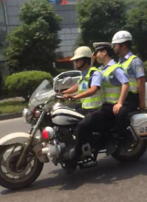 网温州三协警超载驾驶警用摩托车 三人已被辞退