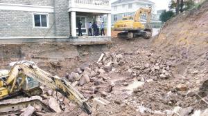 绍兴两台挖掘机开进小区 “削”掉一大片凌家山