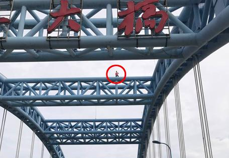 造成严重拥堵 爬杭州复兴大桥的男子被刑拘
