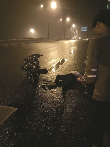 杭州一小伙骑电动车上高架被撞身亡 车子逃逸