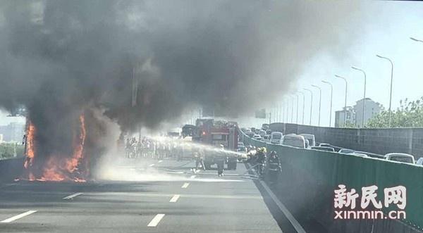 沪昆高速杭州方向一巴士自燃 车上无人伤亡