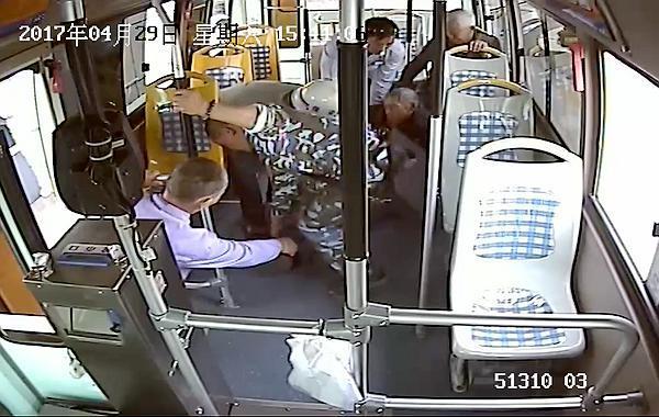 宁波公交司机救人不留名 乘客三度找恩人致谢
