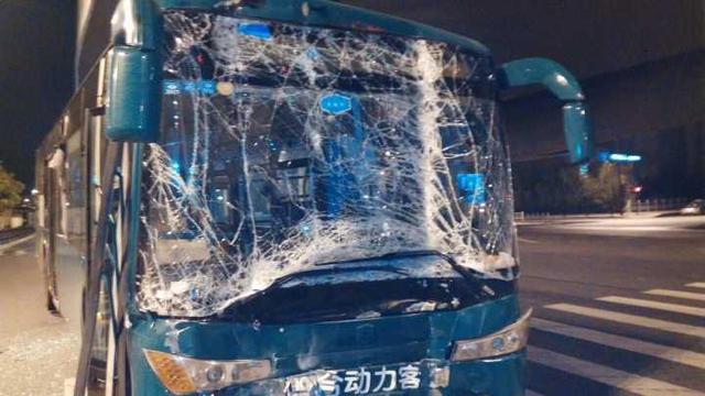 凌晨杭州城南一公交车撞立交桥墩 多人受伤