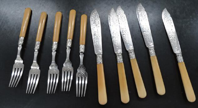 被查获的已有百年历史银质象牙手柄餐具。 钱鹏鹤 摄 