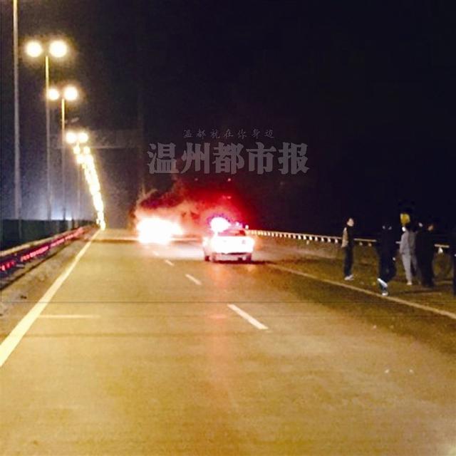 温州大桥一轿车自燃 高速堵车半个多小时