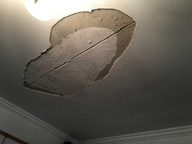 凌晨4点 杭州一人家客厅天花板突然掉了下来