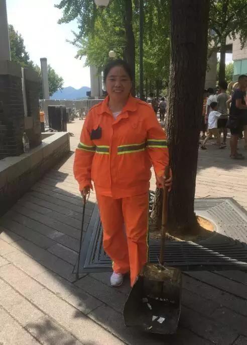 杭州有个踩着平衡车的网红“环卫工” 只为她而来