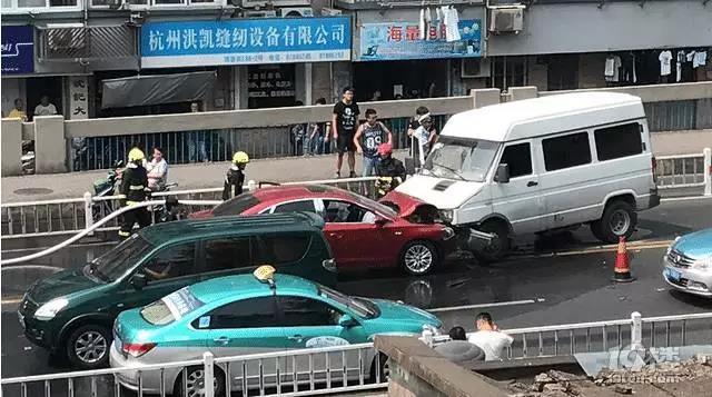 突发！杭州一立交桥两车迎面相撞 致一死四伤