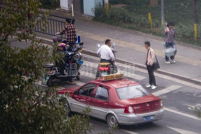 温州黑的乱象暗访：司机让乘客冒充自己儿子 
