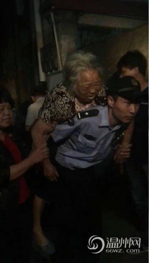 温州83岁婆婆突发疾病家中无人 民警及时送医