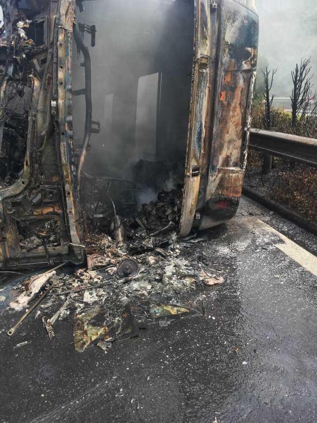 运柴油的货车高速翻车起火 驾驶员不幸身亡