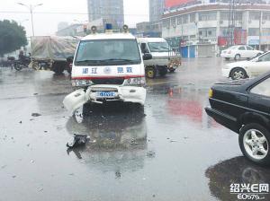 轿车左转撞上直行救护车 车上9旬老人遇二次伤害