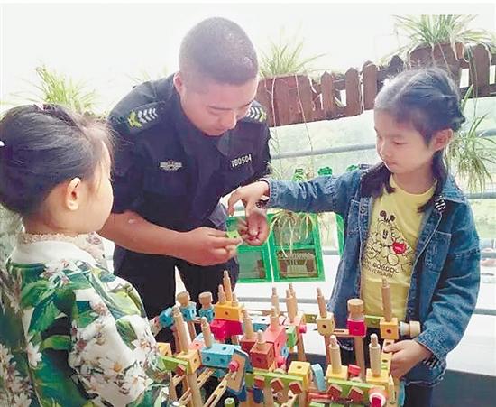 杭州一幼儿园保安手太巧 赤手抓贼还会做机器人