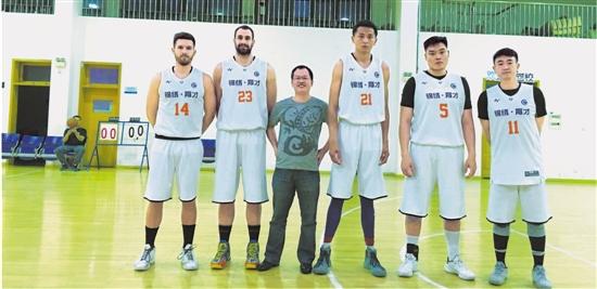 杭州一中学教师篮球队平均身高两米 还能英文授课