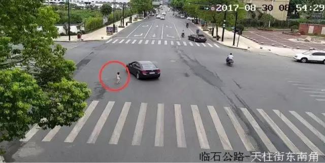 险！杭州3岁小男孩光脚走上大马路 身边车来车往