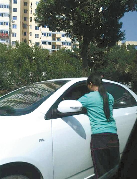 台州温岭街头频现“敲讨族” 敲窗、吐口水、拉车门
