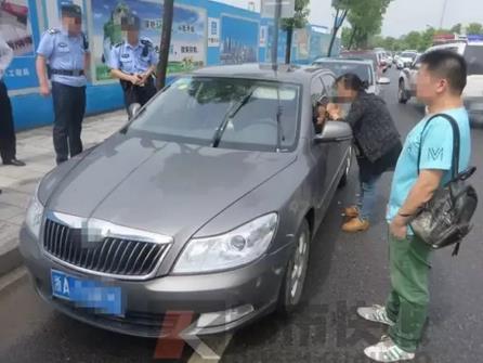 杭州18个月大女童被锁车内 警察出动破窗救人