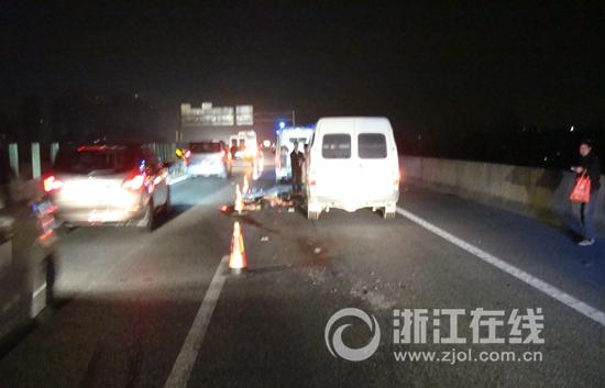 70岁大妈高速上推抛锚车 被后方货车撞倒身亡