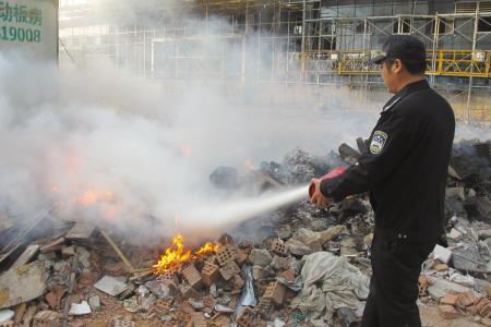 宁波建筑工地频见焚烧垃圾 挨罚比专业处理便宜