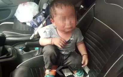 杭州18个月大女童被锁车内 警察出动破窗救人