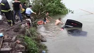 宁波一辆奥迪轿车冲下河 车内女孩不幸遇难