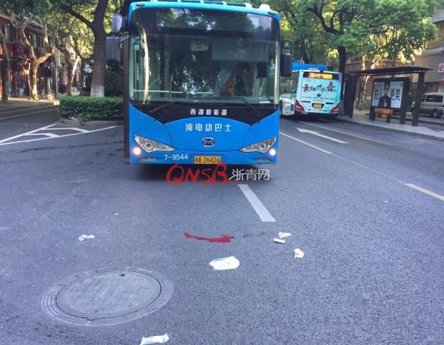 清晨杭州一大伯横穿马路被公交撞倒 头部受重创