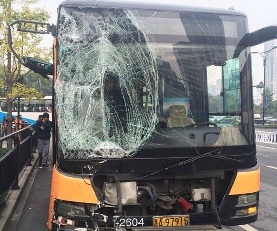 杭州大厦附近两辆公交车追尾 事故造成两人受伤