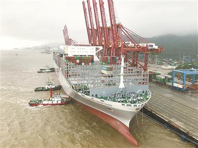 全球最大集装箱船“东方香港”昨日停靠宁波舟山港