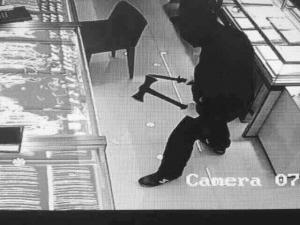 蒙面男子持斧头抢劫珠宝店 回现场围观被逮个正着