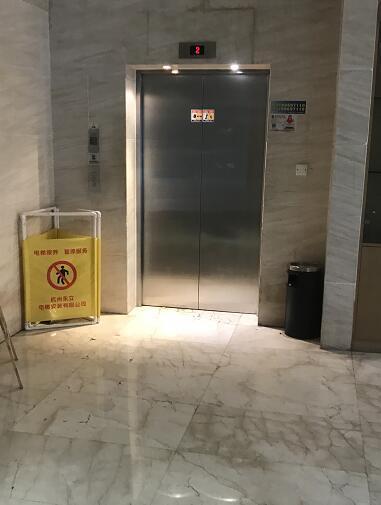 孕妇被困酒店电梯半小时 消防比维修人员先赶到