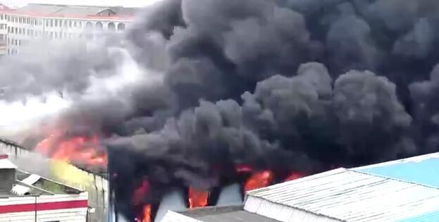 突发！台州一塑料厂发生火灾 现场浓烟滚滚