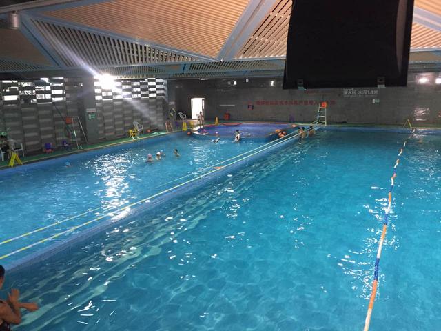 杭州一男孩泳池溺水 护士恰好在身旁得以施救