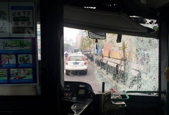 杭州大厦附近两辆公交车追尾 事故造成两人受伤