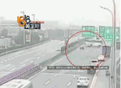 宁波高速载有22人的大巴撞车 只因一个小动作