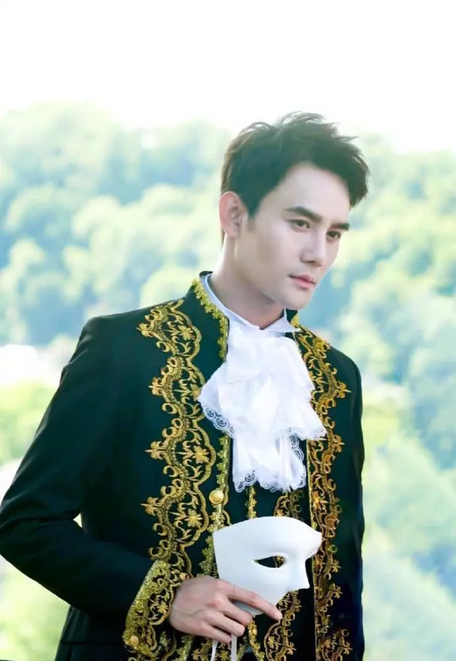 王凯棕色头发梳三七分发型 穿贵族王子礼服优雅高贵